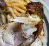عثور زبونة على ديدان داخل وجبة دجاج يتسبب في إغلاق مطعم بسطات